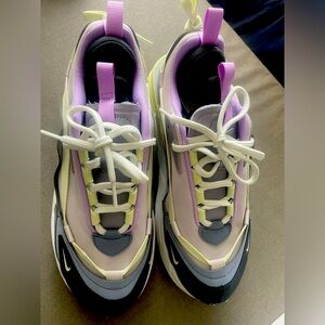 Worn one time for three hours.